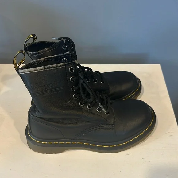 Dr. Martens youth boots softy T leather up size 5 medium black laced up - Picture 2 of 9